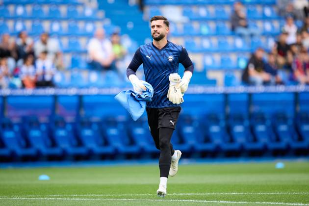 October 6, 2024, Vitoria, Alava, SPAIN: Antonio Sivera of Deportivo Alaves warms up prior to the LaLiga EA Sports match between Deportivo Alaves and FC Barcelona, Barca at Mendizorrotza on October 6, 2024, in Vitoria, Spain. Vitoria SPAIN - ZUMAa181 20241006_zaa_a181_194 Copyright: xRicardoxLarreinax