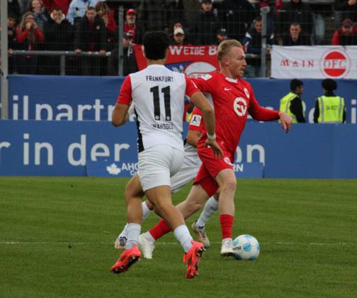 06.10.2024 xmgoodx Frankfurt am Main, PSD Bank Arena Regionalliga Südwest Saison 2024 2025 Eintracht Frankfurt II - Kickers Offenbach (OFC) Ron Berlinski (21, OFC) gegen Kaan Inanoglu (11, Eintracht Frankfurt II)