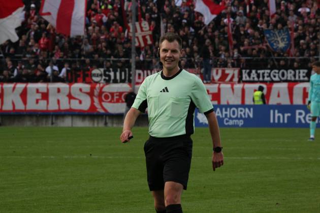 06.10.2024 xmgoodx Frankfurt am Main, PSD Bank Arena Regionalliga Südwest Saison 2024 2025 Eintracht Frankfurt II - Kickers Offenbach (OFC) SChiedsrichter Lucas Heim