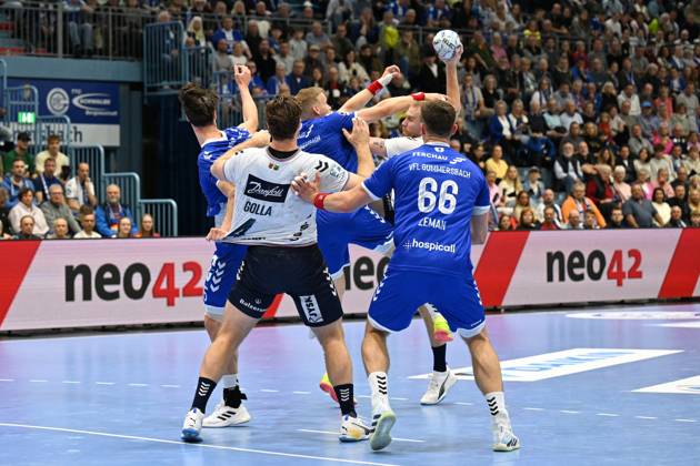 Simon Pytlick (SG Flensburg-Handewitt 2) und Johannes Golla (SG Flensburg-Handewitt 4) werden von Ellidi Vidarsson (VfL Gummersbach 4), Stepan Zeman (VfL Gummersbach 66) und Miro Schluroff (VfL Gummersbach 15) abgeblockt VfL Gummersbach vs. SG Flensburg Handewitt, Handball, Daikin 1. Bundesliga, 5. Spieltag, Spielzeit 2024-2025, Schwalbe Arena Gummersbach, 06.10.2024 VfL Gummersbach vs. SG Flensburg Handewitt, Handball, Daikin 1. Bundesliga, 5. Spieltag, Spielzeit 2024-2025, Schwalbe Arena Gummersbach, 06.10.2024 Gummersbach Copyright: xAugstx xEibner-Pressefotox EP_jat