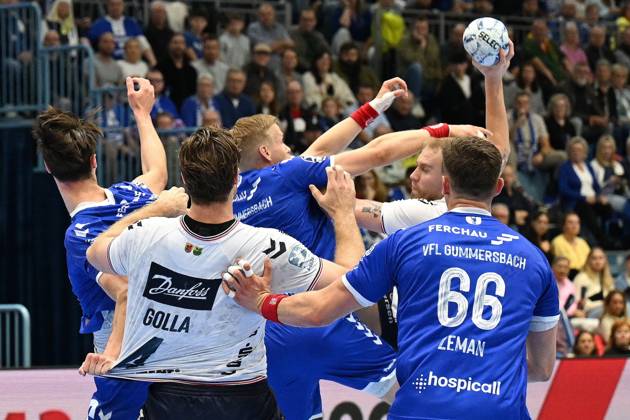 Simon Pytlick (SG Flensburg-Handewitt 2) und Johannes Golla (SG Flensburg-Handewitt 4) werden von Ellidi Vidarsson (VfL Gummersbach 4), Stepan Zeman (VfL Gummersbach 66) und Miro Schluroff (VfL Gummersbach 15) hart angegangen VfL Gummersbach vs. SG Flensburg Handewitt, Handball, Daikin 1. Bundesliga, 5. Spieltag, Spielzeit 2024-2025, Schwalbe Arena Gummersbach, 06.10.2024 VfL Gummersbach vs. SG Flensburg Handewitt, Handball, Daikin 1. Bundesliga, 5. Spieltag, Spielzeit 2024-2025, Schwalbe Arena Gummersbach, 06.10.2024 Gummersbach Copyright: xAugstx xEibner-Pressefotox EP_jat
