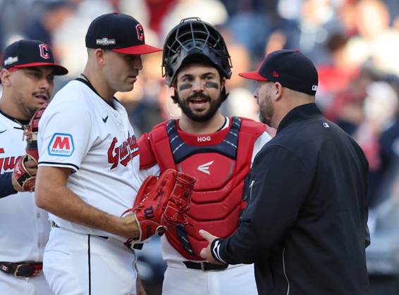 Cleveland Guardians manager Stephen Vogt relieves starting pitcher Matthew Boyd in the fifth inning against the Detroit Tigers in game two of the MLB, Baseball Herren, USA ALDS at Progressive Field in Cleveland on Monday, October 7, 2024. Boyd had five strikeouts and a shutout through 4.2 innings.  CLE20241007818 AARONxJOSEFCZYK