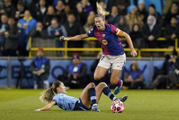 Manchester, England, 9th October 2024. Alexia Putellas of Barcelona (R) is challenged by Laia Aleixandri of Manchester City during the UEFA Womens Champions League match at the Academy Stadium, Manchester. Picture credit should read: Andrew Yates Sportimage EDITORIAL USE ONLY. No use with unauthorised audio, video, data, fixture lists, club league logos or live services. Online in-match use limited to 120 images, no video emulation. No use in betting, games or single club league player publications. SPI-3368-0008