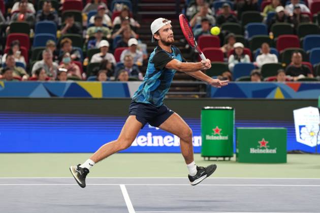 (241010) -- SHANGHAI, Oct. 10, 2024 -- Tomas Machac hits a return during the men s singles quarterfinal match between Carlos Alcaraz of Spain and Tomas Machac of the Czech Republic at the ATP, Tennis Herren World Tour Shanghai Masters tennis tournament in Shanghai, east China, Oct. 10, 2024. ) (SP)CHINA-SHANGHAI-TENNIS-ATP TOUR-SHANGHAI MASTERS(CN) XuxYanan
