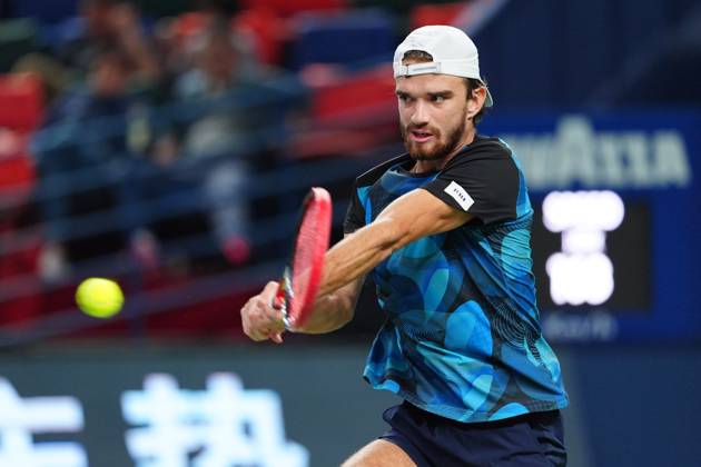 (241010) -- SHANGHAI, Oct. 10, 2024 -- Tomas Machac hits a return during the men s singles quarterfinal match between Carlos Alcaraz of Spain and Tomas Machac of the Czech Republic at the ATP, Tennis Herren World Tour Shanghai Masters tennis tournament in Shanghai, east China, Oct. 10, 2024. ) (SP)CHINA-SHANGHAI-TENNIS-ATP TOUR-SHANGHAI MASTERS(CN) XuxYanan