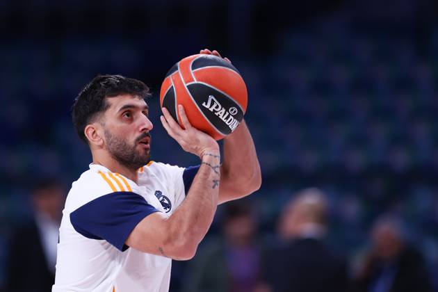October 10, 2024, Madrid, Madrid, SPAIN: Facundo Campazzo of Real Madrid warms up during the Turkish Airlines EuroLeague, basketball match played between Real Madrid and Partizan Mozzart Bet Belgrade at WiZink Center on October 10, 2024 in Madrid, Spain. Madrid SPAIN - ZUMAa181 20241010_zaa_a181_070 Copyright: xDennisxAgyemanx