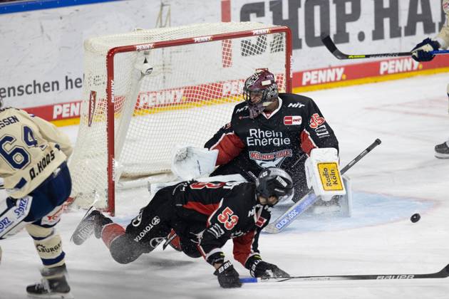PENNY DEL 1; Kölner Haie - Schwenninger Wild Wings; Köln, 11.10.2024 Julius Hudacek (Kölner Haie, 35); Adam Almquist (Kölner Haie, 53); PENNY DEL 1; Kölner Haie - Schwenninger Wild Wings am 11.10.2024 in der Lanxess Arena in Köln (Deutschland). Copyright: xBEAUTIFULxSPORTS AndreasxDickx