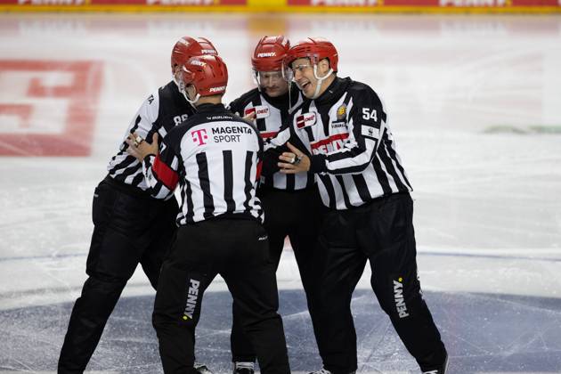 PENNY DEL 1; Kölner Haie - Schwenninger Wild Wings; Köln, 11.10.2024 Bastian Steingroß (Schiedsrichter, 27); Marian Rohatsch (Schiedsrichter, 7); Jan-Philipp Priebsch (Linesmen, 54); Tom Giesen (Linesmen, 86); PENNY DEL 1; Kölner Haie - Schwenninger Wild Wings am 11.10.2024 in der Lanxess Arena in Köln (Deutschland). Copyright: xBEAUTIFULxSPORTS AndreasxDickx