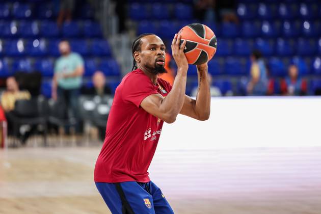 October 11, 2024, Barcelona, Barcelona, Spain: Kevin Punter of FC Barcelona, Barca warms up during the Turkish Airlines Euroleague, match played between FC Barcelona and Alba Berlin at Palau Blaugrana on October 11, 2024 in Barcelona, Spain. Barcelona Spain - ZUMAa181 20241011_zaa_a181_020 Copyright: xJavierxBorregox