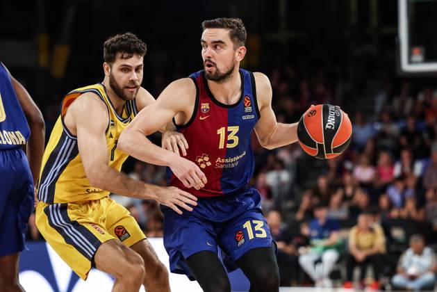 October 11, 2024, Barcelona, Barcelona, Spain: Tomas Satoransky of FC Barcelona, Barca and Will McDowell-White of Alba Berlin compete for the ball during the Turkish Airlines Euroleague, match played between FC Barcelona and Alba Berlin at Palau Blaugrana on October 11, 2024 in Barcelona, Spain. Barcelona Spain - ZUMAa181 20241011_zaa_a181_062 Copyright: xJavierxBorregox