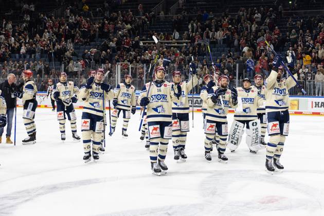 PENNY DEL 1; Kölner Haie - Schwenninger Wild Wings; Köln, 11.10.2024 Arkadiusz Dziambor (Schwenninger Wild Wings, 16); Kyle Platzer (Schwenninger Wild Wings, 88); PENNY DEL 1; Kölner Haie - Schwenninger Wild Wings am 11.10.2024 in der Lanxess Arena in Köln (Deutschland). Copyright: xBEAUTIFULxSPORTS AndreasxDickx
