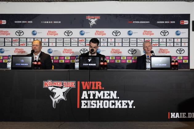 PENNY DEL 1; Kölner Haie - Schwenninger Wild Wings; Köln, 11.10.2024 Steve Walker (Schwenninger Wild Wings, Trainer); Jason Sschade; Kari Jalonen (Kölner Haie, Trainer); PENNY DEL 1; Kölner Haie - Schwenninger Wild Wings am 11.10.2024 in der Lanxess Arena in Köln (Deutschland). Copyright: xBEAUTIFULxSPORTS AndreasxDickx