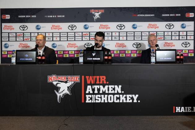 PENNY DEL 1; Kölner Haie - Schwenninger Wild Wings; Köln, 11.10.2024 Steve Walker (Schwenninger Wild Wings, Trainer); Jason Sschade; Kari Jalonen (Kölner Haie, Trainer); PENNY DEL 1; Kölner Haie - Schwenninger Wild Wings am 11.10.2024 in der Lanxess Arena in Köln (Deutschland). Copyright: xBEAUTIFULxSPORTS AndreasxDickx