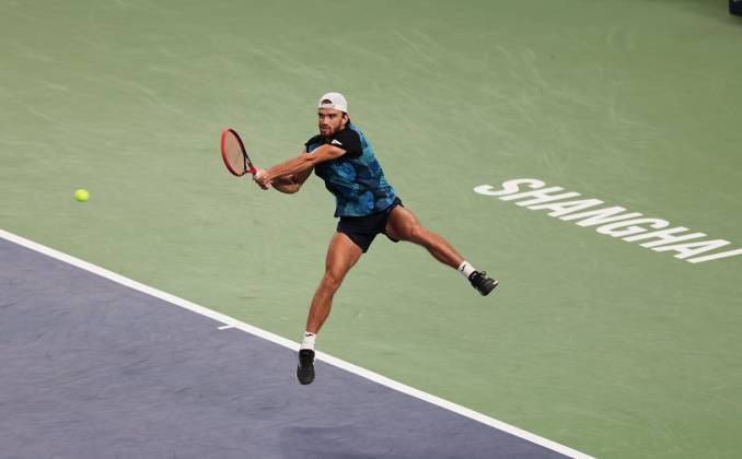 (241012) -- SHANGHAI, Oct. 12, 2024 -- Tomas Machac hits a return during the men s singles semifinal match between Jannik Sinner of Italy and Tomas Machac of the Czech Republic at the ATP, Tennis Herren World Tour Shanghai Masters tennis tournament in Shanghai, east China, Oct. 12, 2024. ) (SP)CHINA-SHANGHAI-TENNIS-ATP TOUR-SHANGHAI MASTERS(CN) WangxXiang