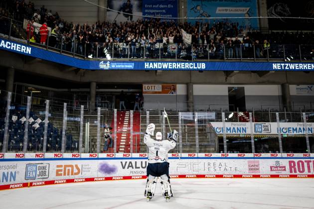 13.10.2024 - Eishockey - Saison 2024 2025 - Penny DEL - Nürnberg Ice Tigers Icetigers - Straubing Tigers - ThHa - xthxhax - Florian Bugl (1, Straubing Tigers ) feiert mit den Fans