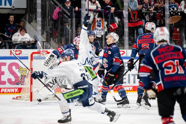 13.10.2024 - Eishockey - Saison 2024 2025 - Penny DEL - Nürnberg Ice Tigers Icetigers - Straubing Tigers - ThHa - xthxhax - Justus Böttner Boettner (9, Nürnberg Ice Tigers, NIT ) nach dem Gegentor