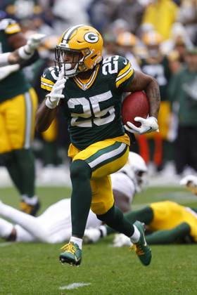 GREEN BAY, WI - OCTOBER 13: Green Bay Packers cornerback Keisean Nixon (25) returns a kick during a game between the Green Bay Packers and the Arizona Cardinals at Lambeau Field on October 13, 2024 in Green Bay, WI. (Photo by Larry Radloff Icon Sportswire) NFL, American Football Herren, USA OCT 13 Cardinals at Packers EDITORIAL USE ONLY Icon02410132602