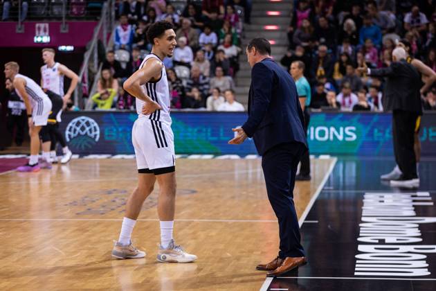 Basketball Champions League, Telekom Baskets Bonn vs. AEK Betsson BC, 15.10.2024 Angelo Allegri (Telekom Baskets Bonn 6) holt sich Tipps bei Roel Moors (Headcoach Telekom Baskets Bonn) -- Basketball Champions League, Telekom Baskets Bonn vs. AEK Betsson BC, 15.10.2024, Telekom Dome, Bonn Copyright: xBEAUTIFULxSPORTS Derixx