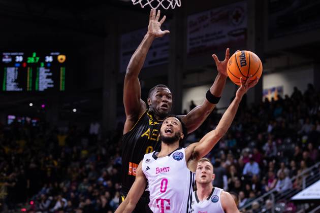 Basketball Champions League, Telekom Baskets Bonn vs. AEK Betsson BC, 15.10.2024 Darius McGhee (Telekom Baskets Bonn 0) und RaiQuan Gray (AEK Bettson Athen 0) -- Basketball Champions League, Telekom Baskets Bonn vs. AEK Betsson BC, 15.10.2024, Telekom Dome, Bonn Copyright: xBEAUTIFULxSPORTS Derixx