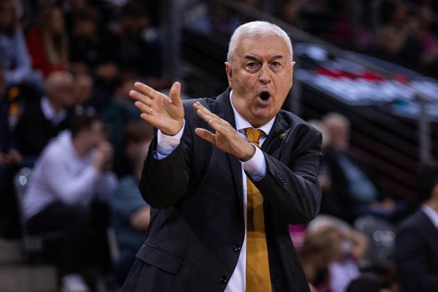 Basketball Champions League, Telekom Baskets Bonn vs. AEK Betsson BC, 15.10.2024 Dragan Sakola (Headcoach AEK Bettson Athen) ist ungehalten -- Basketball Champions League, Telekom Baskets Bonn vs. AEK Betsson BC, 15.10.2024, Telekom Dome, Bonn Copyright: xBEAUTIFULxSPORTS Derixx