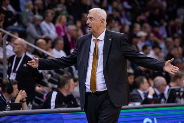 Basketball Champions League, Telekom Baskets Bonn vs. AEK Betsson BC, 15.10.2024 Dragan Sakola (Headcoach AEK Bettson Athen) ist ungehalten -- Basketball Champions League, Telekom Baskets Bonn vs. AEK Betsson BC, 15.10.2024, Telekom Dome, Bonn Copyright: xBEAUTIFULxSPORTS Derixx