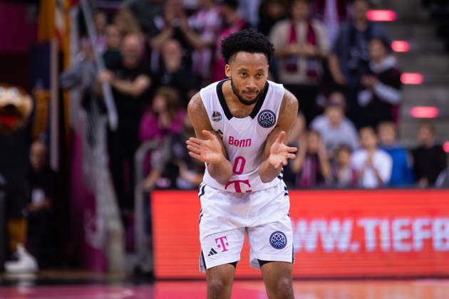 Basketball Champions League, Telekom Baskets Bonn vs. AEK Betsson BC, 15.10.2024 Darius McGhee (Telekom Baskets Bonn 0) applaudiert sich selbst zu seiner Leistung -- Basketball Champions League, Telekom Baskets Bonn vs. AEK Betsson BC, 15.10.2024, Telekom Dome, Bonn Copyright: xBEAUTIFULxSPORTS Derixx