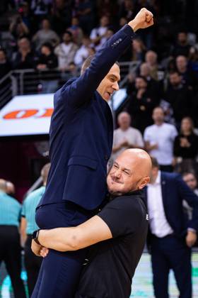 Basketball Champions League, Telekom Baskets Bonn vs. AEK Betsson BC, 15.10.2024 Bonns Kult-Physio Bogdan Suciu und Marko Stankovic (Assistant Coach Telekom Baskets Bonn) feiern den Sieg -- Basketball Champions League, Telekom Baskets Bonn vs. AEK Betsson BC, 15.10.2024, Telekom Dome, Bonn Copyright: xBEAUTIFULxSPORTS Derixx