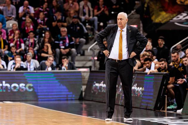 Basketball Champions League, Telekom Baskets Bonn vs. AEK Betsson BC, 15.10.2024 Dragan Sakota (Trainer AEK Betsson BC) Basketball Champions League, Telekom Baskets Bonn vs. AEK Betsson BC, Bonn, Telekom Dome am 15.10.2024 Copyright: xBEAUTIFULxSPORTS Wunderlx