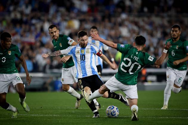 October 15, 2024, Buenos Aires, Buenos Aires, Argentina: Lionel Messi of Argentina (L) and Luis Paz of Bolivia (R) seen in action during the match between Argentina and Bolivia as part of FIFA World Cup, WM, Weltmeisterschaft, Fussball 2026 Qualifiers at Estadio Mas Monumental, on October 15 2024 in Buenos Aires, Argentina Buenos Aires Argentina - ZUMAt163 20241015_zsp_t163_009 Copyright: xRobertoxTuerox