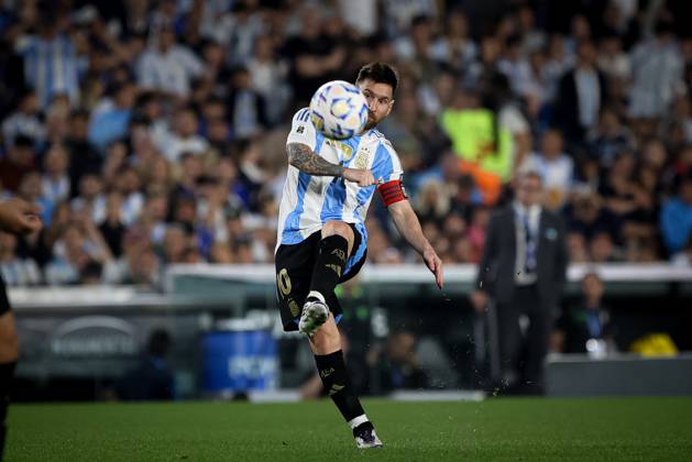 October 15, 2024, Buenos Aires, Buenos Aires, Argentina: Lionel Messi of Argentina seen in action during the match between Argentina and Bolivia as part of FIFA World Cup, WM, Weltmeisterschaft, Fussball 2026 Qualifiers at Estadio Mas Monumental, on October 15 2024 in Buenos Aires, Argentina Buenos Aires Argentina - ZUMAt163 20241015_zsp_t163_011 Copyright: xRobertoxTuerox