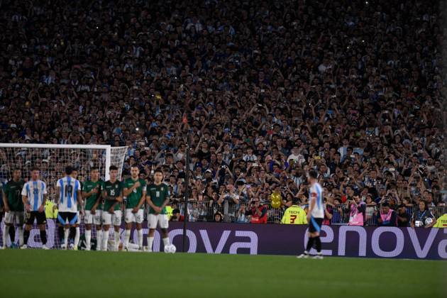 BUENOS AIRES, ARGENTINA - OCTOBER 15: fans of Argentina watching Messi take a free kick shot during the FIFA World Cup, WM, Weltmeisterschaft, Fussball 2026 South American Qualifier match between Argentina and Bolivia at Estadio Mas Monumental Antonio Vespucio Liberti on October 15, 2024 in Buenos Aires, Argentina. Photo by D.Halisz SFSI Argentina v Bolivia - FIFA World Cup 2026 Qualifier Copyright: xDiegoxHalisz SFSIx