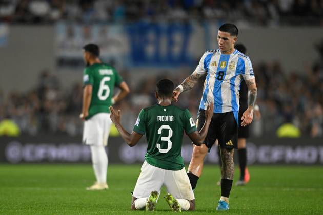 BUENOS AIRES, ARGENTINA - OCTOBER 15: Enzo Fernandez of Argentina and Diego Daniel Medina Roman of Bolivia during the FIFA World Cup, WM, Weltmeisterschaft, Fussball 2026 South American Qualifier match between Argentina and Bolivia at Estadio Mas Monumental Antonio Vespucio Liberti on October 15, 2024 in Buenos Aires, Argentina. Photo by D.Halisz SFSI Argentina v Bolivia - FIFA World Cup 2026 Qualifier Copyright: xDiegoxHalisz SFSIx