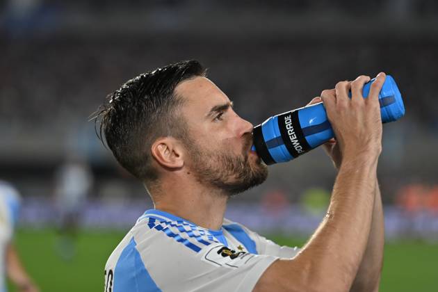 BUENOS AIRES, ARGENTINA - OCTOBER 15:Nicolas Tagliafico of Argentina hydrates previous a match between Argentina Vs Bolivia as part of World Cup 2026 Qualifiers at Estadio Mas Monumental on October 15, 2024 in BuenosAires, Argentina. Buenos Aires Buenos Aires Argentina Copyright: xIMAGOx xPhotoCero5x xLucianoxBisbalxPhotoCero5x