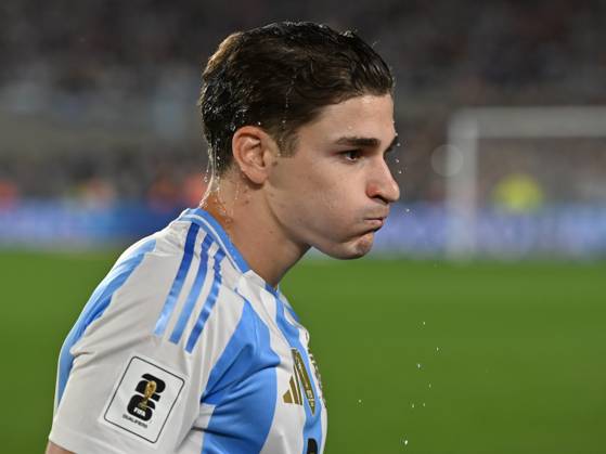 BUENOS AIRES, ARGENTINA - OCTOBER 15:Julian Alvarez of Argentina hydrates previous a match between Argentina Vs Bolivia as part of World Cup 2026 Qualifiers at Estadio Mas Monumental on October 15, 2024 in BuenosAires, Argentina. Buenos Aires Buenos Aires Argentina Copyright: xIMAGOx xPhotoCero5x xLucianoxBisbalxPhotoCero5x