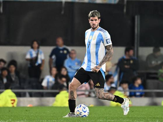 BUENOS AIRES, ARGENTINA - OCTOBER 15:Rodrigo De Paul of Argentina Controls the ball during a match between Argentina Vs Bolivia as part of World Cup 2026 Qualifiers at Estadio Mas Monumental on October 15, 2024 in BuenosAires, Argentina. Buenos Aires Buenos Aires Argentina Copyright: xIMAGOx xPhotoCero5x xLucianoxBisbalxPhotoCero5x