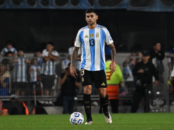 BUENOS AIRES, ARGENTINA - OCTOBER 15:Cristian Romero of Argentina Controls the ball during a match between Argentina Vs Bolivia as part of World Cup 2026 Qualifiers at Estadio Mas Monumental on October 15, 2024 in BuenosAires, Argentina. Buenos Aires Buenos Aires Argentina Copyright: xIMAGOx xPhotoCero5x xLucianoxBisbalxPhotoCero5x