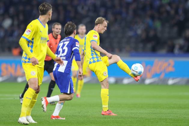 18.10.2024, xtgx, Fussball - 2.Bundesliga, Hertha BSC Berlin - Eintracht Braunschweig emspor, v.l. Niklas Tauer (Braunschweig, 8) am Ball, plays the ball (DFL DFB REGULATIONS PROHIBIT ANY USE OF PHOTOGRAPHS as IMAGE SEQUENCES and or QUASI-VIDEO) Berlin