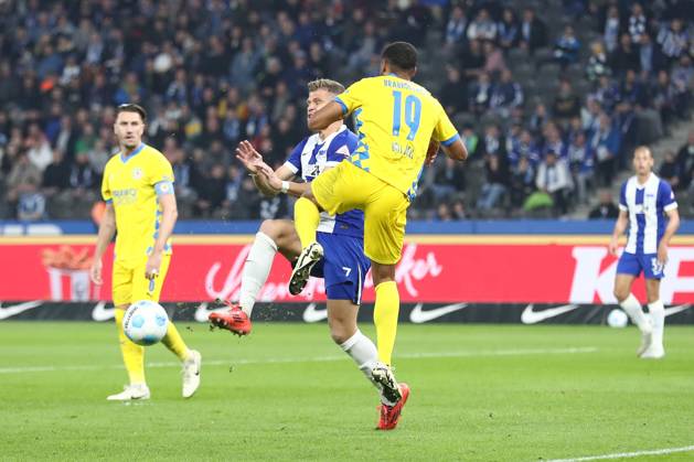 18.10.2024, xtgx, Fussball - 2.Bundesliga, Hertha BSC Berlin - Eintracht Braunschweig emspor, v.l. Florian Niederlechner (Hertha, 7), Leon Bell Bell (Braunschweig, 19) Zweikampf, Duell, Kampf, tackle (DFL DFB REGULATIONS PROHIBIT ANY USE OF PHOTOGRAPHS as IMAGE SEQUENCES and or QUASI-VIDEO) Berlin