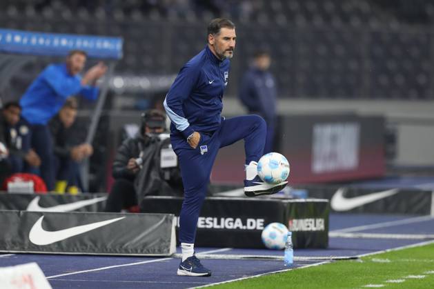 18.10.2024, xtgx, Fussball - 2.Bundesliga, Hertha BSC Berlin - Eintracht Braunschweig emspor, v.l. Cristian Fiel (Hertha, Trainer) am Ball, plays the ball (DFL DFB REGULATIONS PROHIBIT ANY USE OF PHOTOGRAPHS as IMAGE SEQUENCES and or QUASI-VIDEO) Berlin