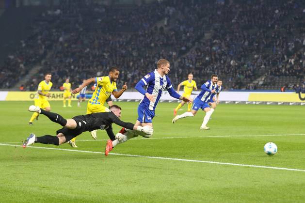 18.10.2024, xtgx, Fussball - 2.Bundesliga, Hertha BSC Berlin - Eintracht Braunschweig emspor, v.l. Michael Cuisance (Hertha, 27) und Lennart Grill (Braunschweig, 1) Zweikampf, Duell, Kampf, tackle (DFL DFB REGULATIONS PROHIBIT ANY USE OF PHOTOGRAPHS as IMAGE SEQUENCES and or QUASI-VIDEO) Berlin
