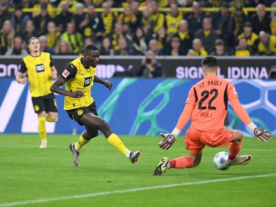 Serhou Guirassy (Borussia Dortmund) und Torwart Nikola Vasilj (FC St. Pauli) im Zweikampf waehrend des Spiels der 1. Bundesliga zwischen Borussia Dortmund und FC St. Pauli 1910, SIGNAL IDUNA PARK am 18. October 2024 in Dortmund, Deutschland. (Foto von Ralf Treese DeFodi Images) +++ Serhou Guirassy (Borussia Dortmund) und Torwart Nikola Vasilj (FC St. Pauli) battle for the ball during the Bundesliga match between Borussia Dortmund and FC St. Pauli 1910 at Signal Iduna Park on October 18, 2024 in Dortmund, Germany. (Photo by Ralf Treese DeFodi Images) DFL regulations prohibit any use of photographs as image sequences and or quasi-video. not used in POL SRB CRO FRA GBR NED ITA USA Defodi-521_BVBSTP20241018_011
