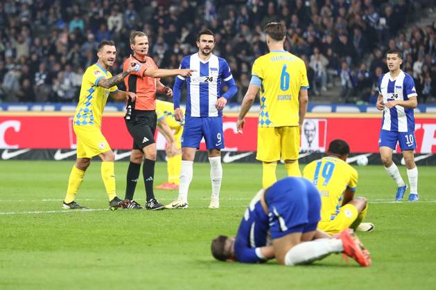 18.10.2024, xtgx, Fussball - 2.Bundesliga, Hertha BSC Berlin - Eintracht Braunschweig emspor, v.l. Elfmeter fuer Hertha BSC (DFL DFB REGULATIONS PROHIBIT ANY USE OF PHOTOGRAPHS as IMAGE SEQUENCES and or QUASI-VIDEO) Berlin