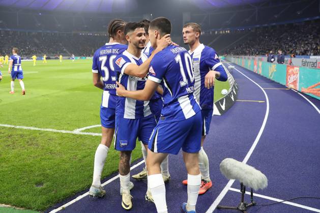18.10.2024, xtgx, Fussball - 2.Bundesliga, Hertha BSC Berlin - Eintracht Braunschweig emspor, v.l. Jubel nach dem 2:1 durch Ibrahim Maza (Hertha, 10) (DFL DFB REGULATIONS PROHIBIT ANY USE OF PHOTOGRAPHS as IMAGE SEQUENCES and or QUASI-VIDEO) Berlin