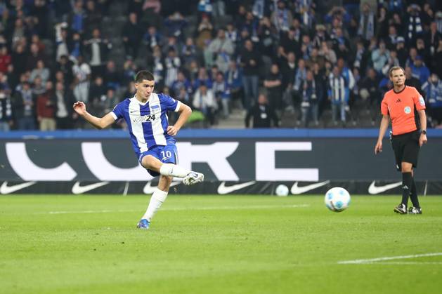 18.10.2024, xtgx, Fussball - 2.Bundesliga, Hertha BSC Berlin - Eintracht Braunschweig emspor, v.l. Ibrahim Maza (Hertha, 10) trifft per Elfmeter zum 2:1 (DFL DFB REGULATIONS PROHIBIT ANY USE OF PHOTOGRAPHS as IMAGE SEQUENCES and or QUASI-VIDEO) Berlin