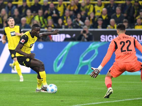 Serhou Guirassy (Borussia Dortmund) und Torwart Nikola Vasilj (FC St. Pauli) im Zweikampf waehrend des Spiels der 1. Bundesliga zwischen Borussia Dortmund und FC St. Pauli 1910, SIGNAL IDUNA PARK am 18. October 2024 in Dortmund, Deutschland. (Foto von Ralf Treese DeFodi Images) +++ Serhou Guirassy (Borussia Dortmund) und Torwart Nikola Vasilj (FC St. Pauli) battle for the ball during the Bundesliga match between Borussia Dortmund and FC St. Pauli 1910 at Signal Iduna Park on October 18, 2024 in Dortmund, Germany. (Photo by Ralf Treese DeFodi Images) DFL regulations prohibit any use of photographs as image sequences and or quasi-video. not used in POL SRB CRO FRA GBR NED ITA USA Defodi-521_BVBSTP20241018_059