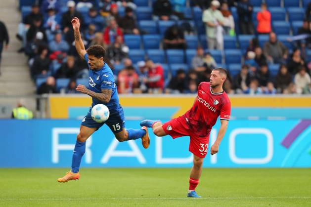 19.10.2024, xtvx, Fussball 1.Bundesliga, TSG 1899 Hoffenheim - VfL Bochum emspor, v.l. Zweikampf, Duell, duel, tackle, compete Valentin Gendrey (TSG 1899 Hoffenheim) Maximilian Wittek (VfL Bochum) (DFL DFB REGULATIONS PROHIBIT ANY USE OF PHOTOGRAPHS as IMAGE SEQUENCES and or QUASI-VIDEO) Sinsheim