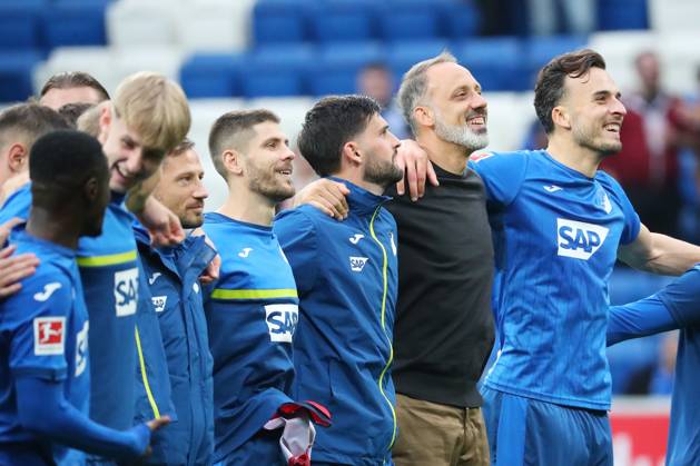 19.10.2024, xtvx, Fussball 1.Bundesliga, TSG 1899 Hoffenheim - VfL Bochum emspor, v.l. Mannschaft TSG Hoffenheim nach dem Spiel, after the match Trainer Pellegrino Matarazzo (TSG 1899 Hoffenheim) (DFL DFB REGULATIONS PROHIBIT ANY USE OF PHOTOGRAPHS as IMAGE SEQUENCES and or QUASI-VIDEO) Sinsheim