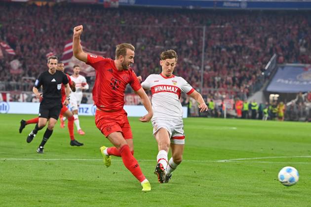 Harry KANE (Bayern Muenchen), Aktion,Zweikampf gegen Anthony ROUAULT (VFB Stuttgart). Fussball 1. Bundesliga Saison 2024 2025, 7.Spieltag, Spieltag07 FC Bayern Muenchen -VfB Stuttgart am 19.10..2024, A L L I A N Z A R E N A.