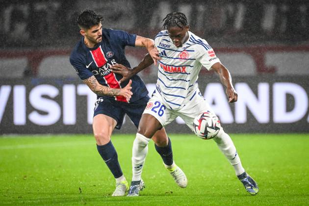 October 19, 2024, Paris, France, France: Lucas BERALDO of PSG and Dilane BAKWA of Strasbourg during the Ligue 1 match between Paris Saint-Germain (PSG) and RC Strasbourg at Parc des Princes Stadium on October 19, 2024 in Paris, France. Paris France - ZUMAm308 20241019_zsp_m308_010 Copyright: xMatthieuxMirvillex