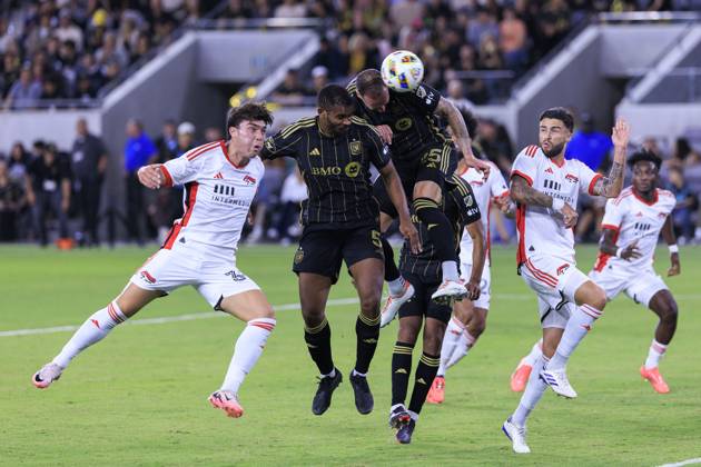 October 19, 2024, Los Angeles, California, USA: Maxime Chanot 25 of the Los Angeles Football Club heads a corner kick during their regular season MLS, Fussball Herren, USA game against the San Jose Earthquakes on Saturday October 19, 2024 at the BMO Stadium in Los Angeles, California. LAFC defeats Earthquakes, 3-1. ARIANA RUIZ PI Los Angeles U.S - ZUMAp124 20241019_zaa_p124_022 Copyright: xArianaxRuizx